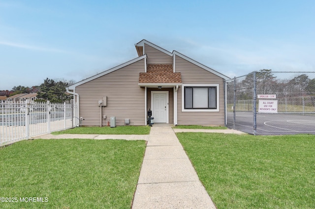 view of front of house featuring a front yard and fence