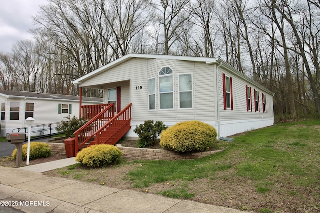 manufactured / mobile home with a front lawn
