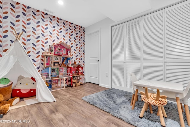 rec room featuring wood finished floors, visible vents, and recessed lighting