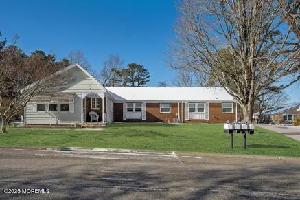 ranch-style home with a front yard
