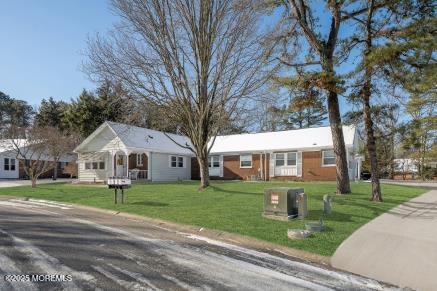 ranch-style home with a front yard