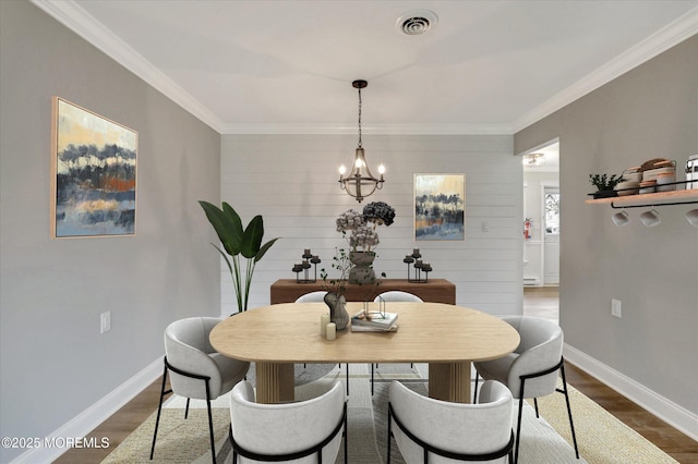 dining area featuring visible vents, baseboards, a notable chandelier, and dark wood-style floors