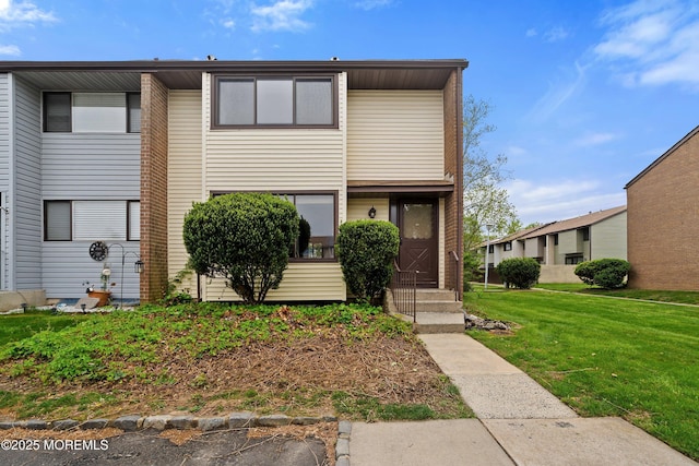 townhome / multi-family property featuring a front yard