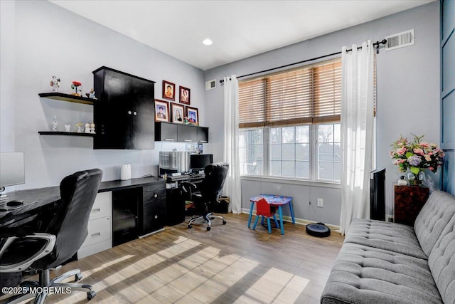 office area featuring visible vents, light wood-style flooring, recessed lighting, and baseboards