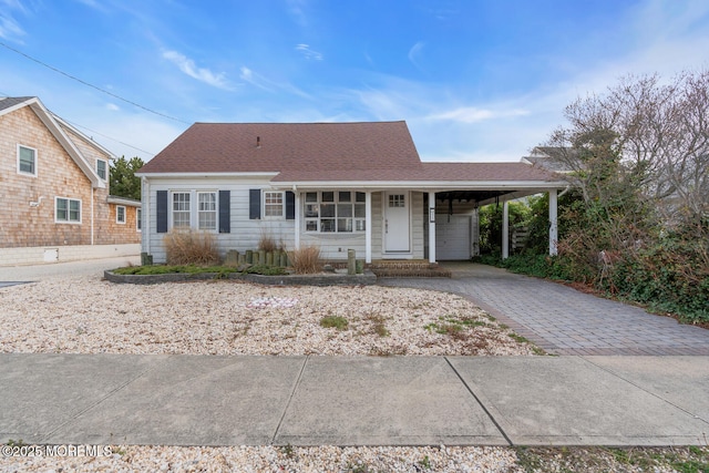 view of front of property featuring driveway