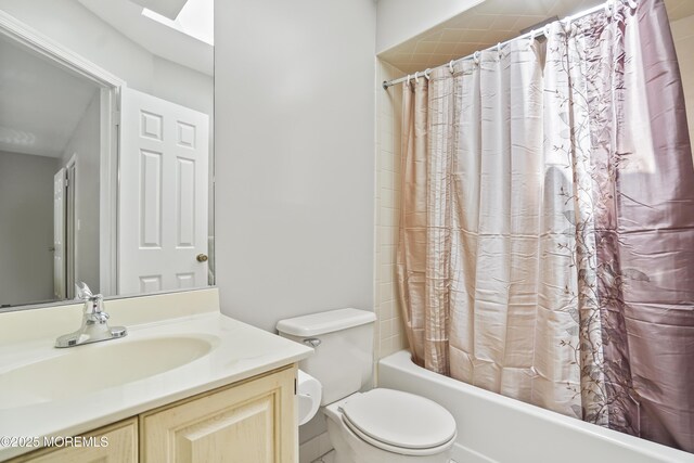 full bath with shower / bath combo, vanity, and toilet