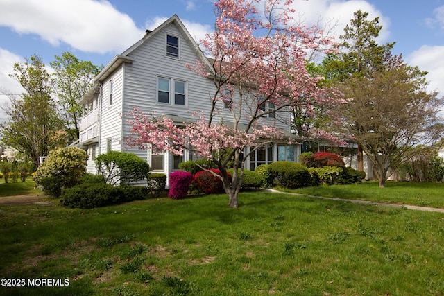 view of front of property with a front yard