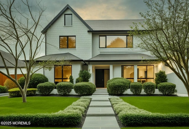 view of front of property featuring a front lawn