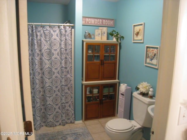 full bathroom featuring toilet, tile patterned flooring, and a shower with curtain