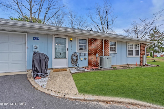 1237A Hamilton Ct, Lakewood, NJ 08701 - view of front facade featuring a front lawn and central air condition unit