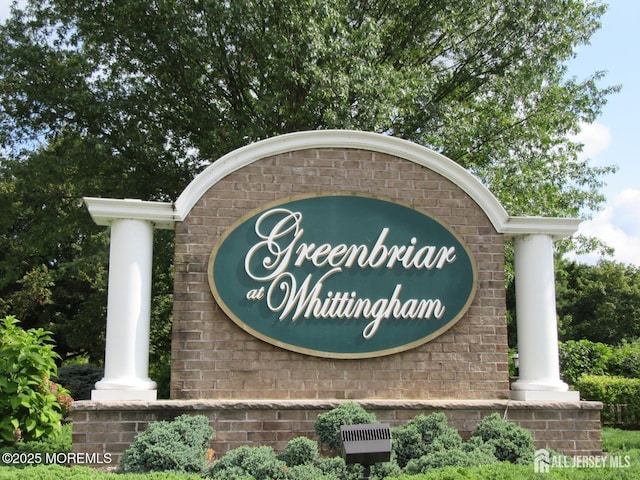 view of community / neighborhood sign