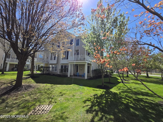 3 Great Beds Way S, Amboy, NJ 08879 - back of property with a yard and a balcony
