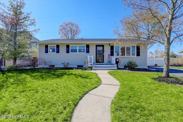 view of front facade featuring a front lawn and fence