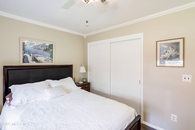 bedroom with ornamental molding, a closet, ceiling fan, and baseboards
