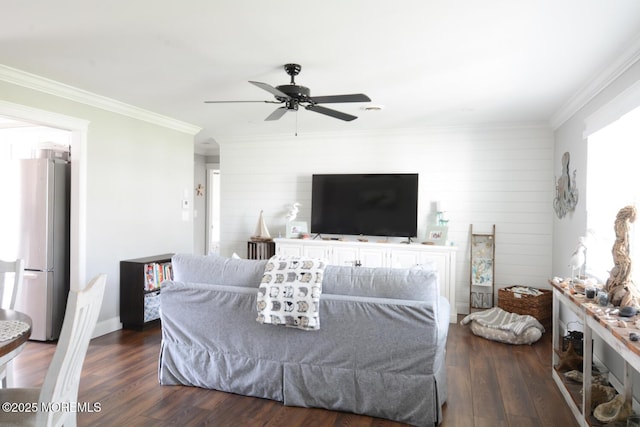 living area with dark wood-type flooring, crown molding, and ceiling fan