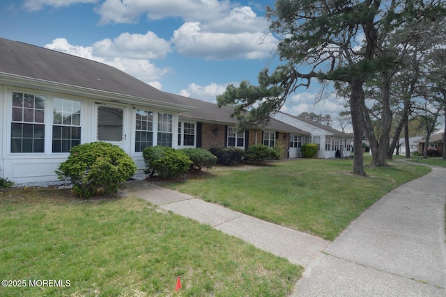 single story home featuring a front lawn
