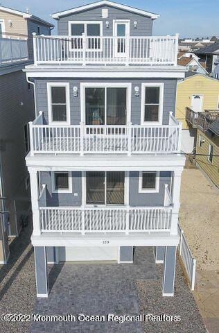 view of front facade featuring a balcony