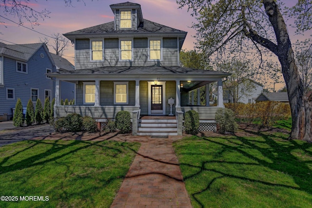 view of front of property featuring a front lawn and covered porch