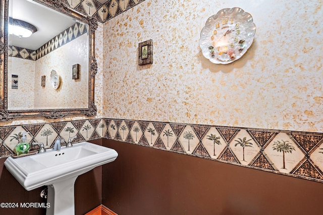 bathroom featuring a sink