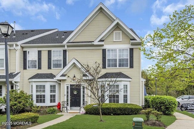 townhome / multi-family property featuring a front yard