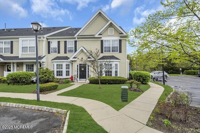 townhome / multi-family property with a front yard