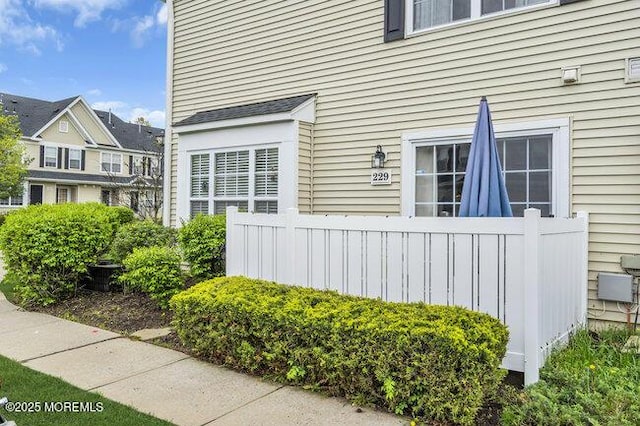 entrance to property with fence