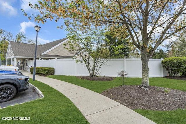 view of front of property featuring fence and a front yard