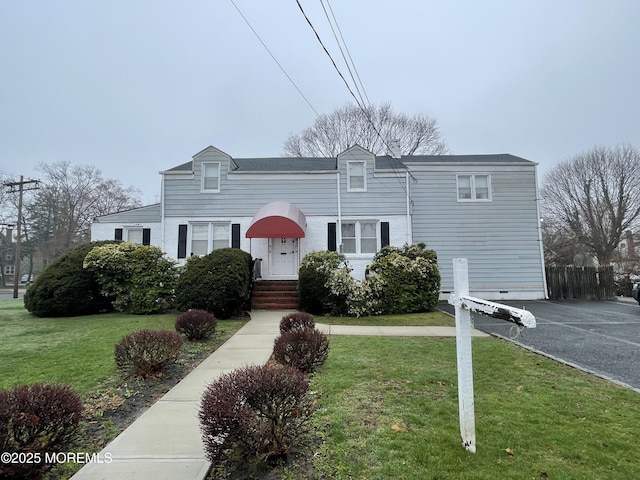 view of front facade featuring a front yard