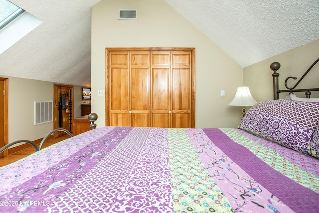 12 Millstream Rd, Cream Ridge, NJ 08514 - bedroom with vaulted ceiling, a textured ceiling, a skylight, a closet, and wood finished floors