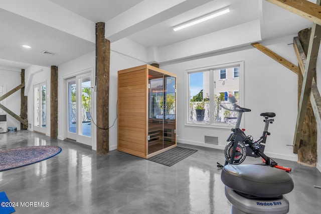 exercise room with baseboards, visible vents, and recessed lighting