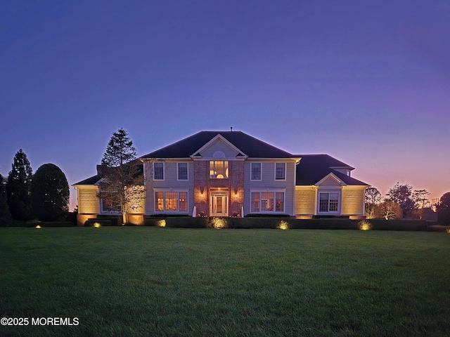 view of front of property featuring a yard