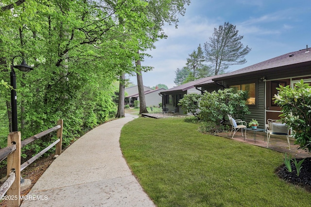 view of property's community featuring a lawn