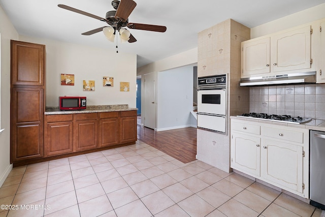 5 Pennsylvania Ave, Jackson, NJ 08527 - kitchen with oven, a warming drawer, under cabinet range hood, gas cooktop, and a ceiling fan