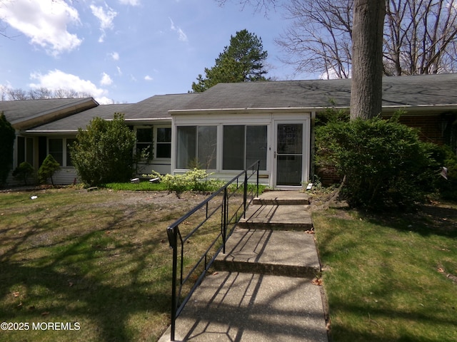 view of front of home featuring a front lawn