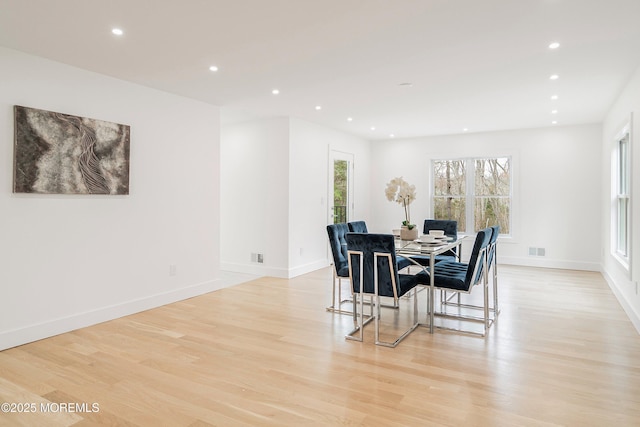 dining room with baseboards, visible vents, recessed lighting, and light wood-style floors
