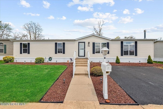 manufactured / mobile home with a front lawn