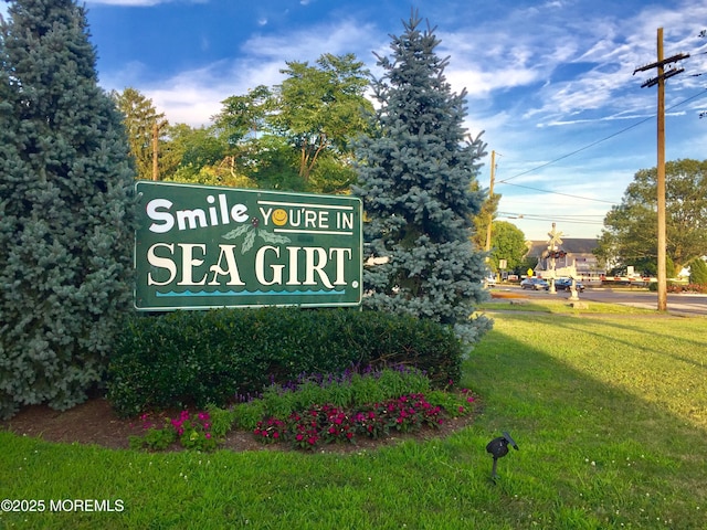 community sign with a yard
