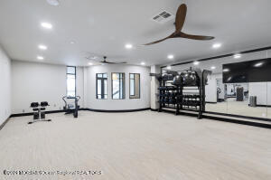 exercise room with visible vents, baseboards, ceiling fan, and recessed lighting