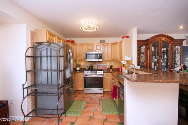 83 Nathan Blvd Unit 35, Sayreville, NJ 08859 - kitchen featuring light brown cabinetry, visible vents, a sink, a peninsula, and appliances with stainless steel finishes