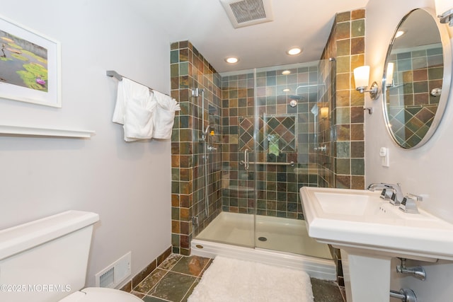 full bath with toilet, visible vents, a shower stall, and recessed lighting