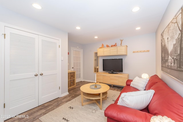 living room with baseboards, recessed lighting, and wood finished floors