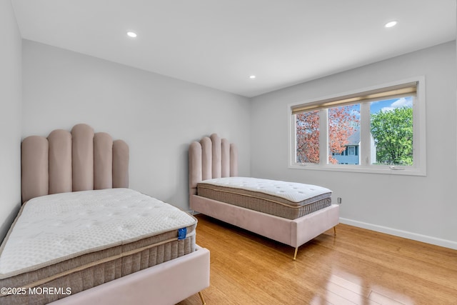 bedroom featuring light wood-style flooring, baseboards, and recessed lighting