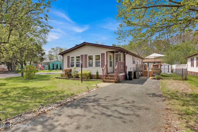 view of front of home featuring fence and a front yard