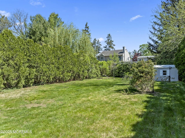 view of yard featuring an outbuilding