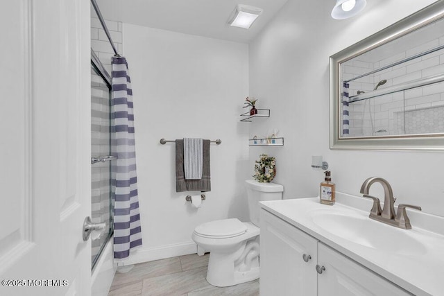 full bathroom with toilet, baseboards, shower / bathtub combination with curtain, and vanity