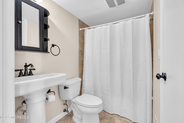 full bath with tile patterned flooring, visible vents, toilet, and curtained shower