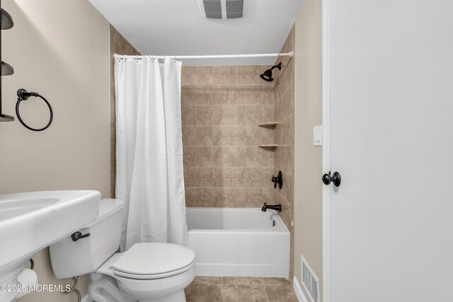 bathroom with toilet, visible vents, tile patterned flooring, and shower / tub combo with curtain