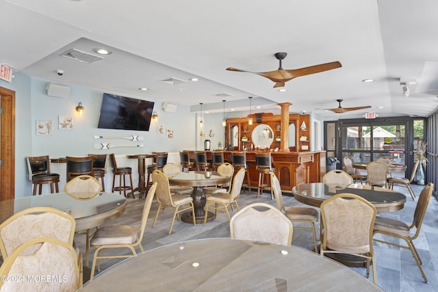 dining area with ceiling fan, indoor wet bar, visible vents, and recessed lighting