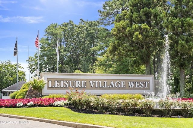 community sign featuring a lawn