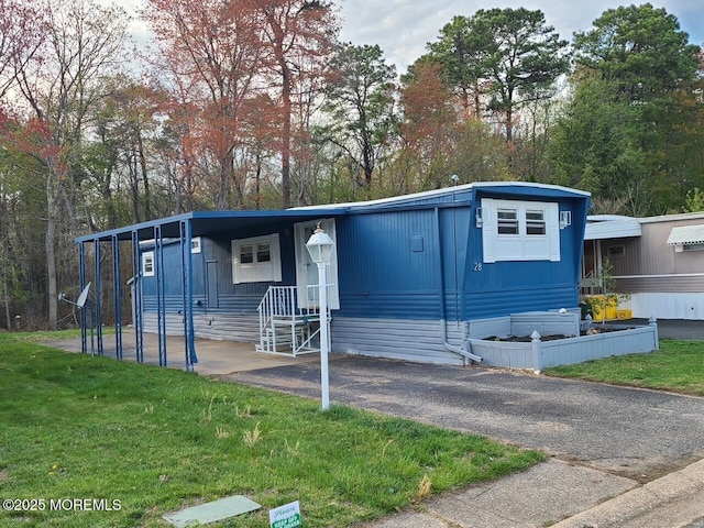 28 Alissa Ter, Jackson, NJ 08527 - manufactured / mobile home with entry steps, driveway, and a front lawn
